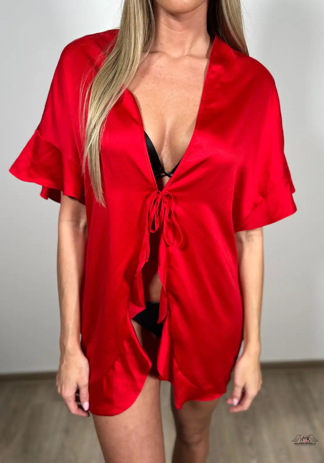 Červený saténový župánek Victoria’s Secret Župánek Love s ruffled sleeves, ideální zádech