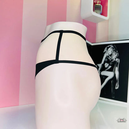 Manekýn v černobílém prádle na stole, elegantní tanga Agent Provocateur