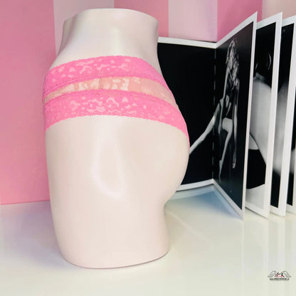 Růžové krajkové tangá na manekýně pro styl Glamour s dvoubarevnými podprsenkami