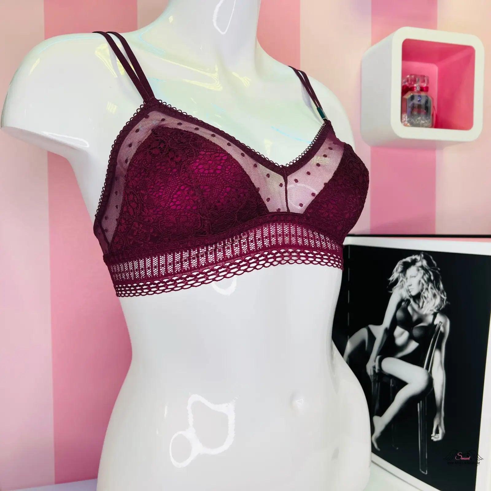 Burgundská krajková braletka s puntíkovou síťovinou pro eleganci a pohodlí