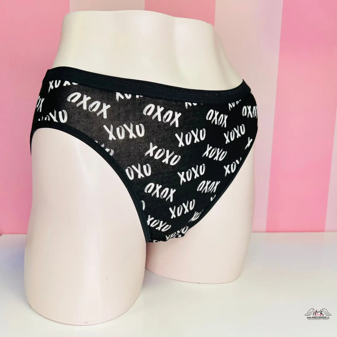 Černé bikiny Xoxo s bílými nápisy pro pohodlné nošení každý den