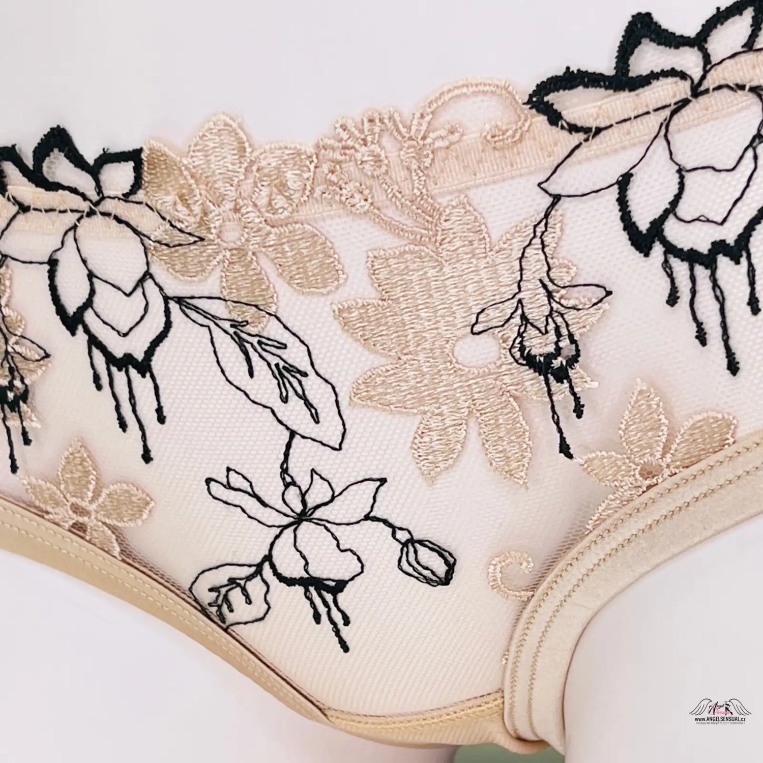 Floral embroidered women’s underwear from Yoshie, Odvážné a Luxusní Kalhotky