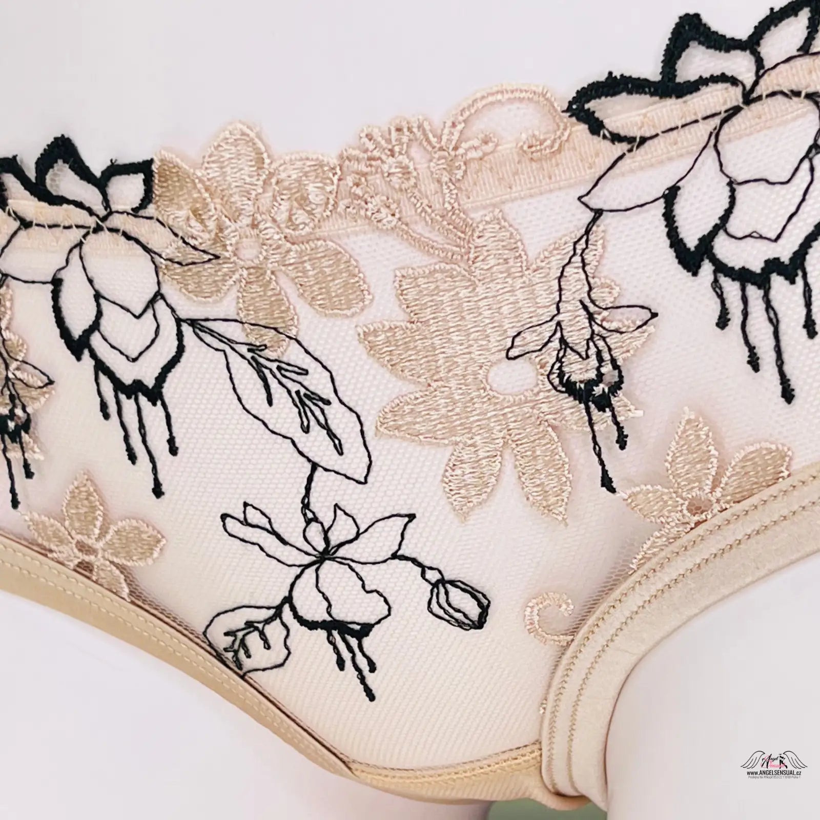 Floral embroidered women’s underwear from Yoshie, Odvážné a Luxusní Kalhotky