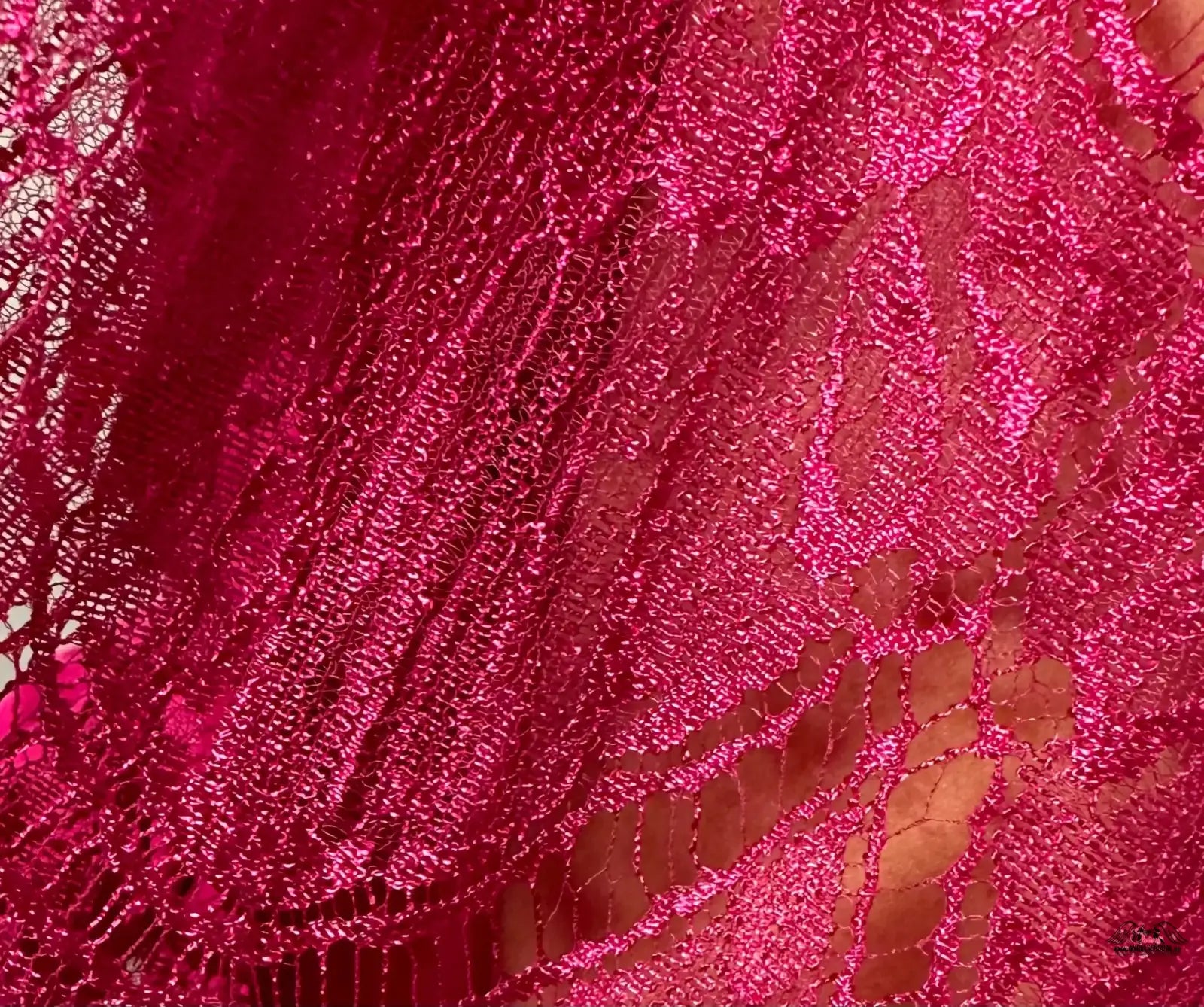 Vibrantní fuchsiová rtěnka se třpytivou texturou z produktu Zahalte se do luxusu
