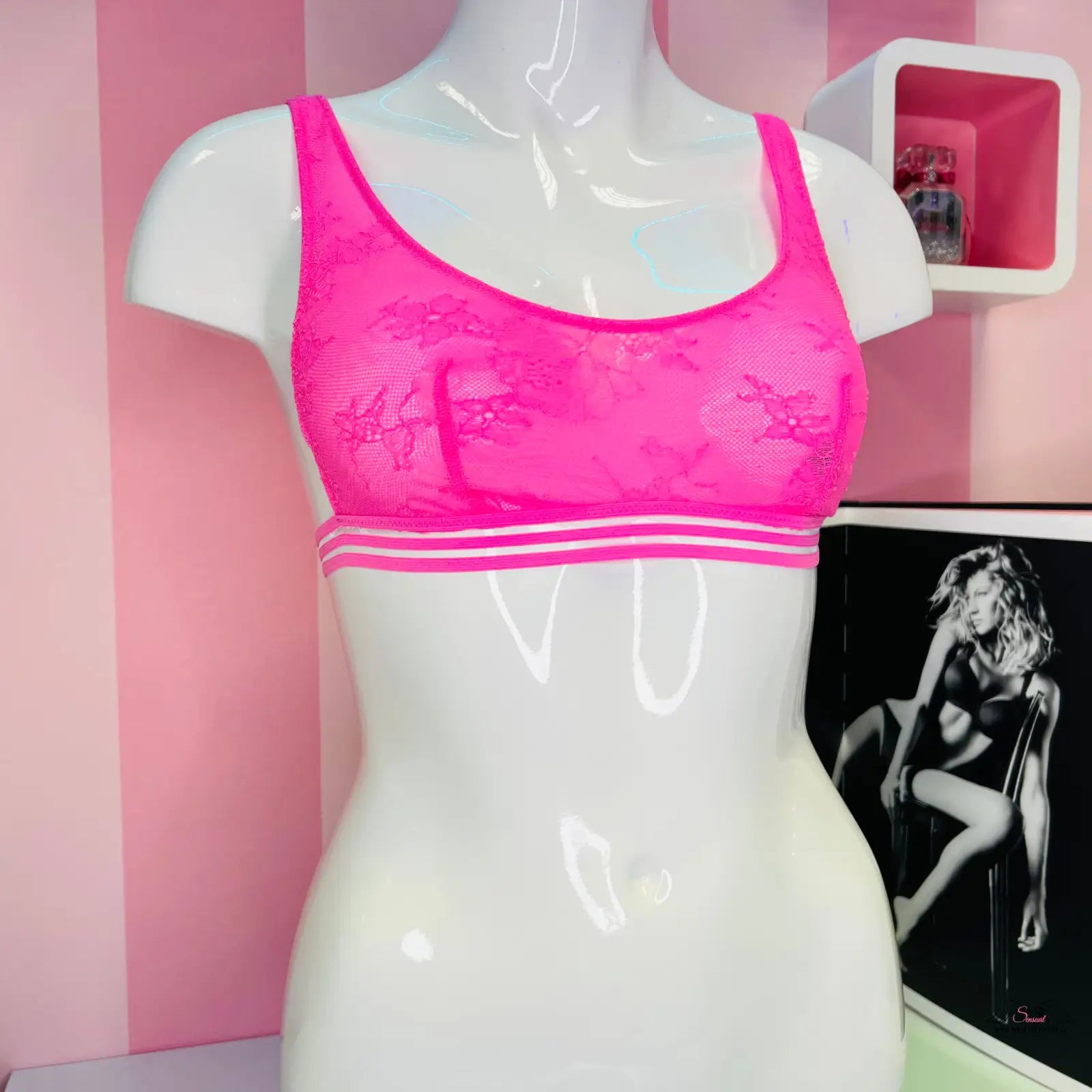 Růžová krajková braletka Zářivá Elegance jako model pohodlného spodního prádla