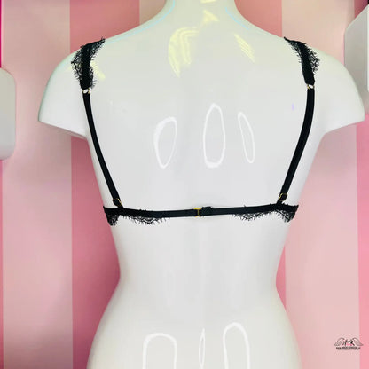 Detailní záběr na manekýn se znakem Zářivá elegance s braletkou od Victoria’s Secret