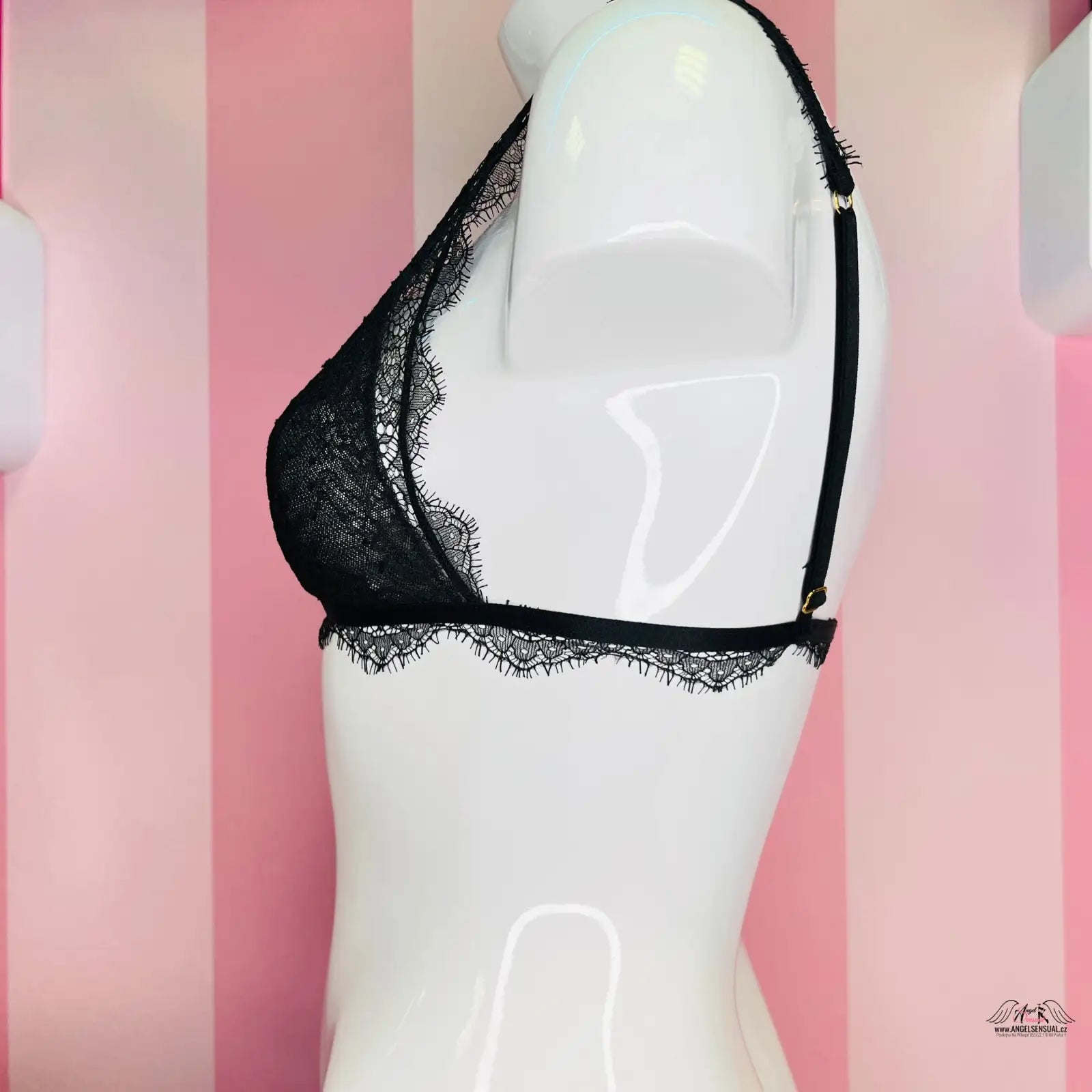 Manekýn s braletkou a černou podprsenkou Zářivá elegance od Victoria’s Secret