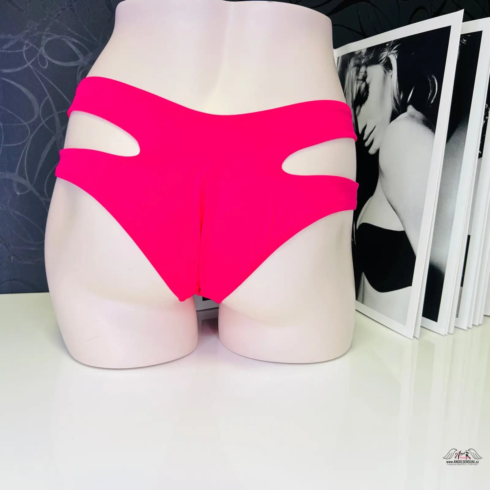 Růžové bikini spodní prádlo s výřezy na manekýně za účelem elegance a stylu