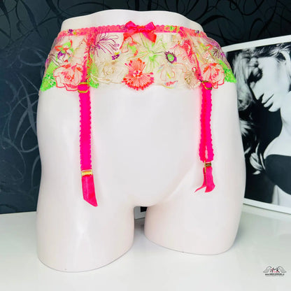 Květinově vyšívaný podvazkový pás se růžovými popruhy pro elegantní vzhled