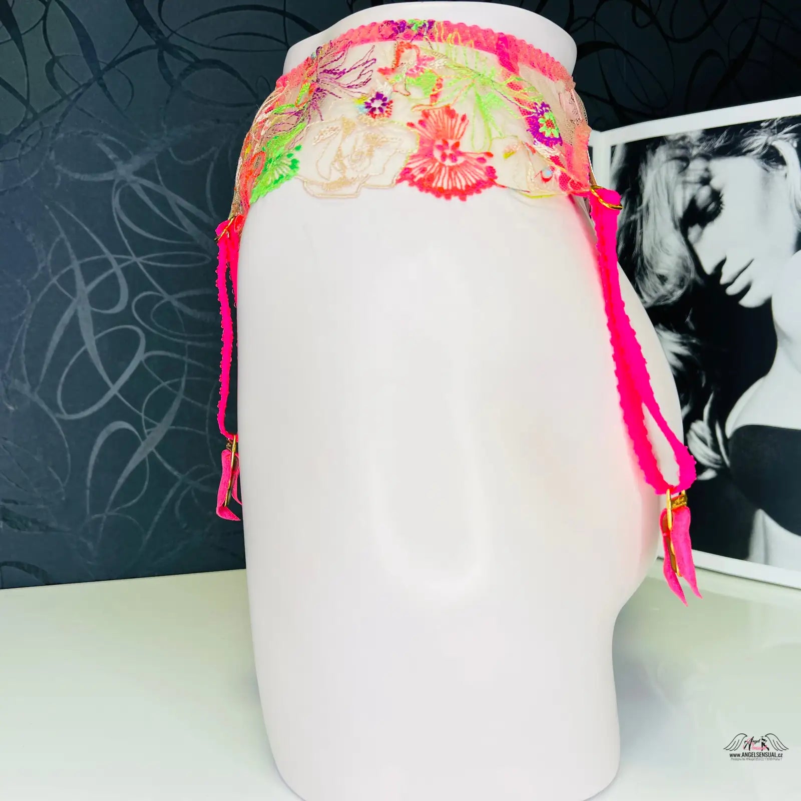 Floral podvazkový pás s růžovými popruhy, elegantní doplněk Zuri