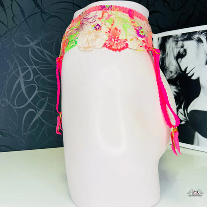 Floral podvazkový pás s růžovými popruhy, elegantní doplněk Zuri