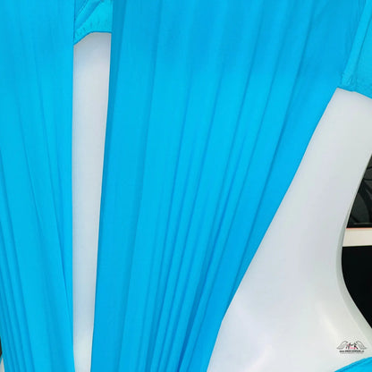 Jasně tyrkysová závěs nebo látkový drapérie s záhyby pro elegantní plavky Lyssandra