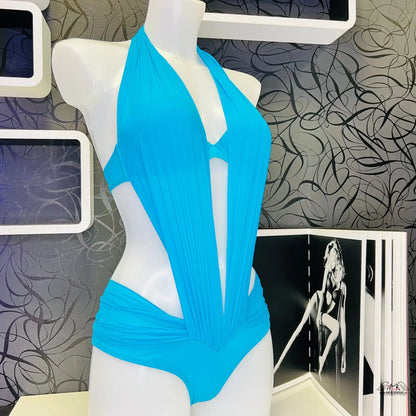 Modrý plavky s výřezem na bílé figuríně pro elegantní vzhled Lyssandra