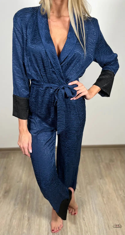 Žena v modrém sametovém županu s černými lemami od Victoria’s Secret