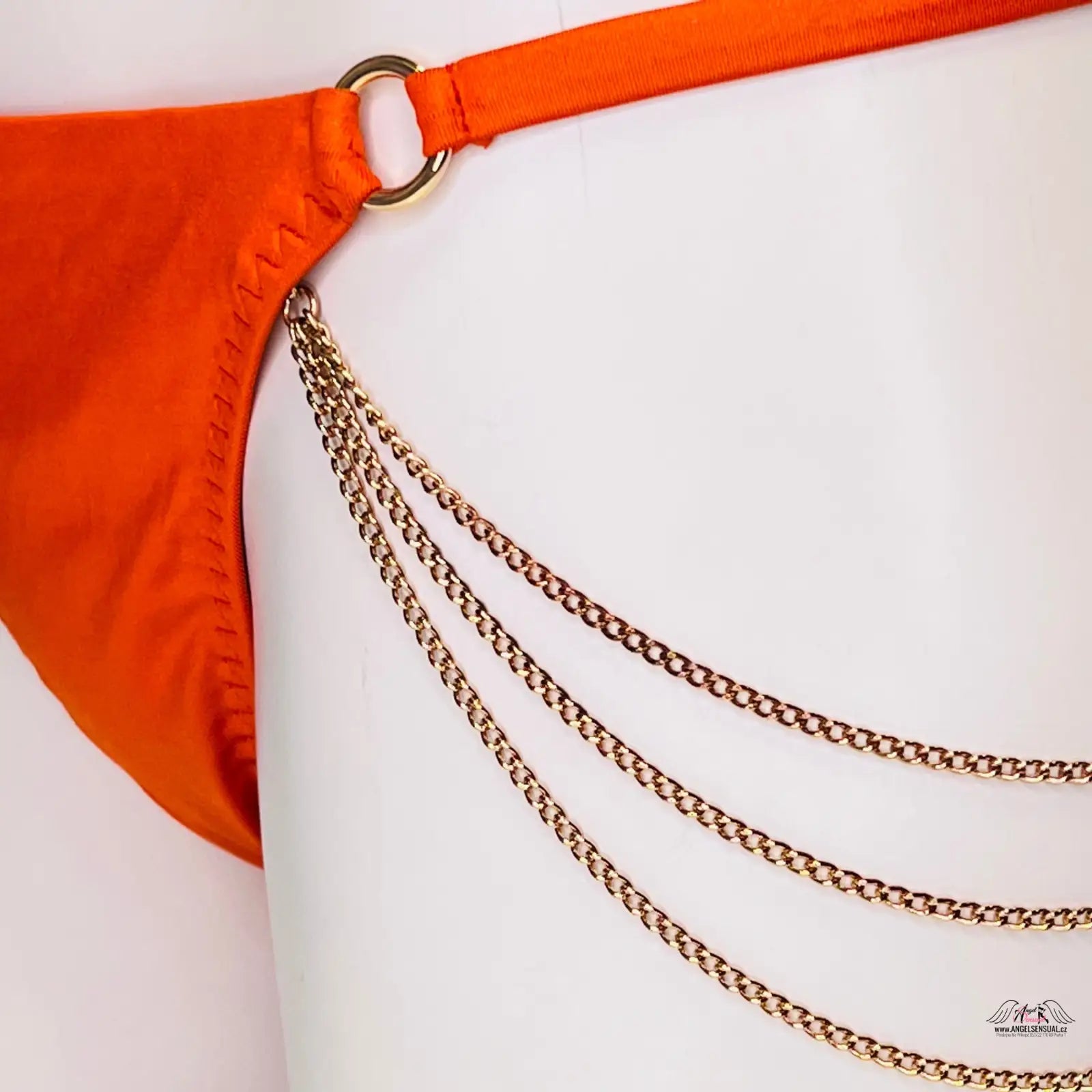 Oranžový bikiny top s ozdobnými zlatými řetízky pro luxusní styl