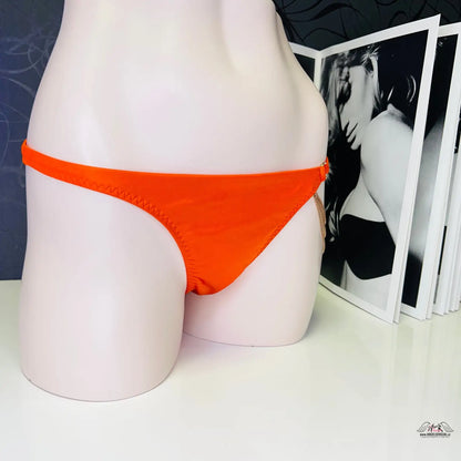Jasně oranžové bikini spodní na světlém manekýně, plavky Tonya se zlatými detaily