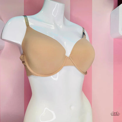 Nude podprsenka s kosticemi na bílém manekýnovi pro luxusní pohodlí