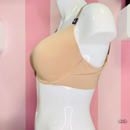 Nude bezdrátová podprsenka vystavená na těle manekýna pro elegantní pohodlí