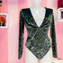Mannequin in a green and black bodysuit showcasing Zelené semišové body s odvážným výstřihem