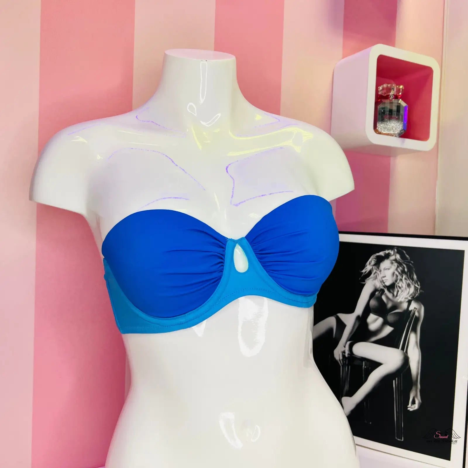 Bílý mannequin s modrým bandeau plavkami Zelený Push-Up se zlatými akcenty