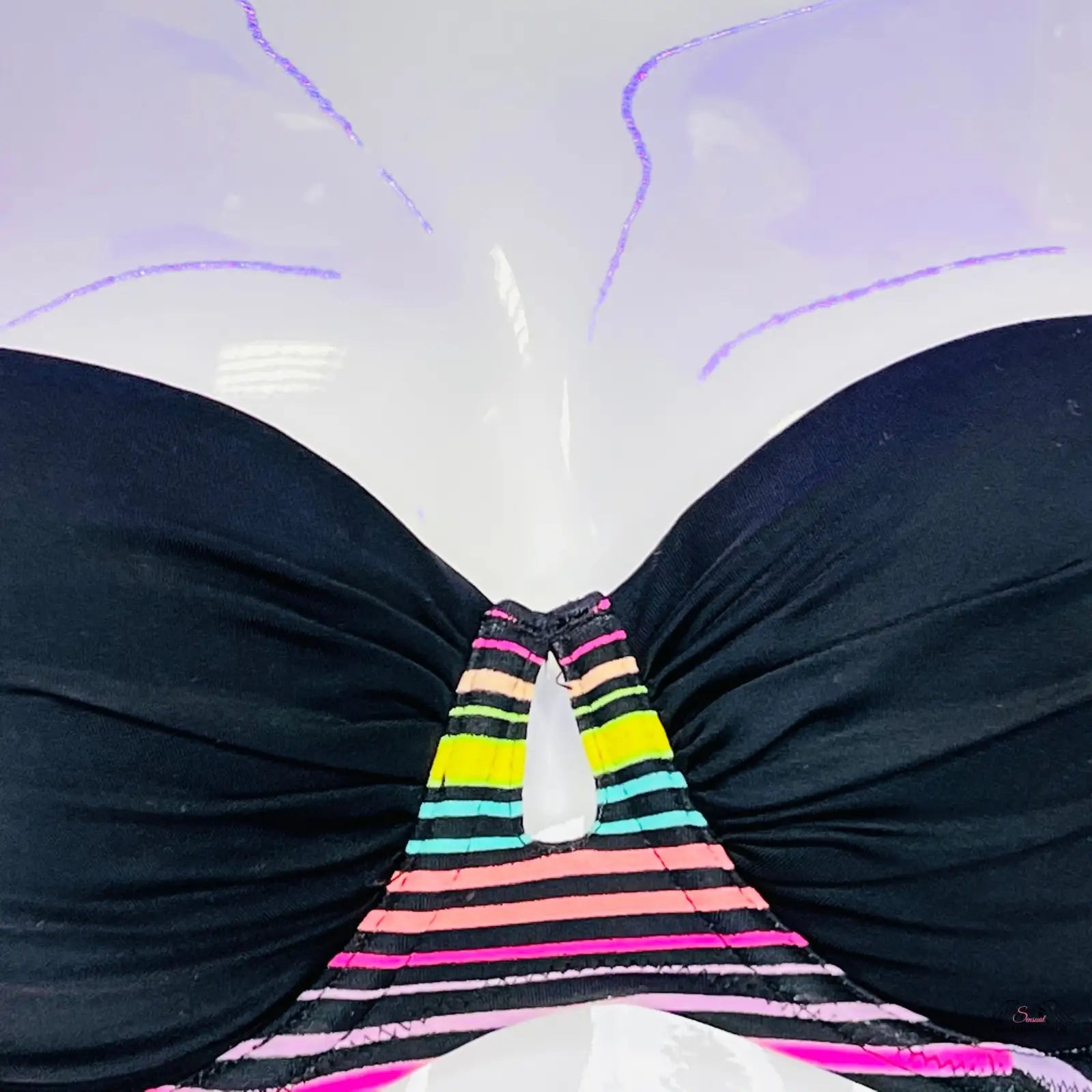Černý bikini top s barevným pruhovaným středem pro elegantní vzhled
