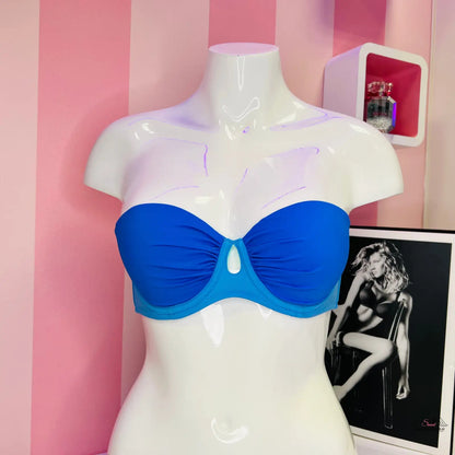 Bílý manekýn s modrým bandeau bikini topem pro Zelený Push-Up Plavek