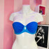 Bílý manekýn s modrým bandeau bikini topem pro Zelený Push-Up Plavek