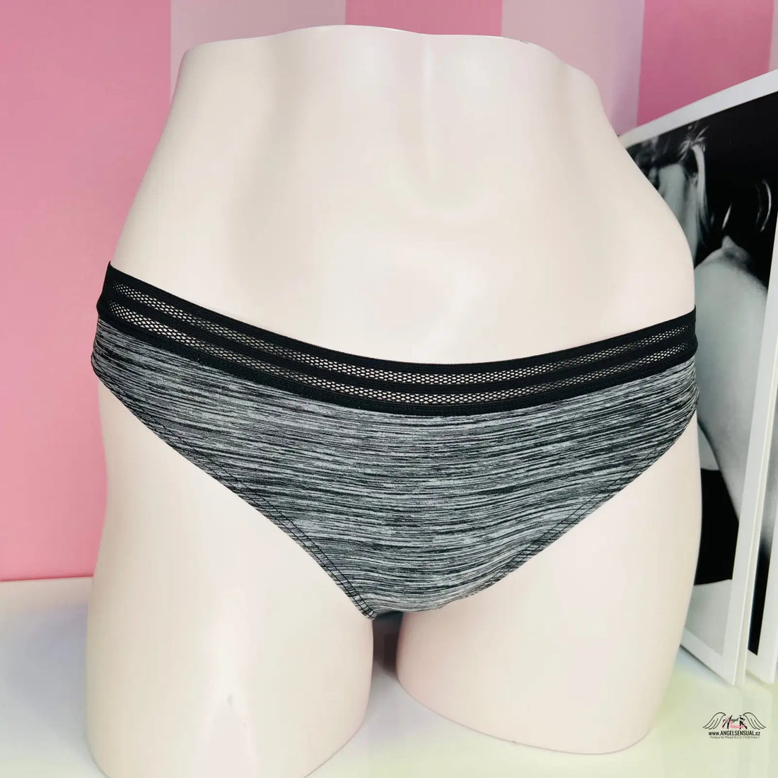 Detailní záběr na dámské pruhované kalhotky Žíhané Kalhotky pro sebevědomé ženy