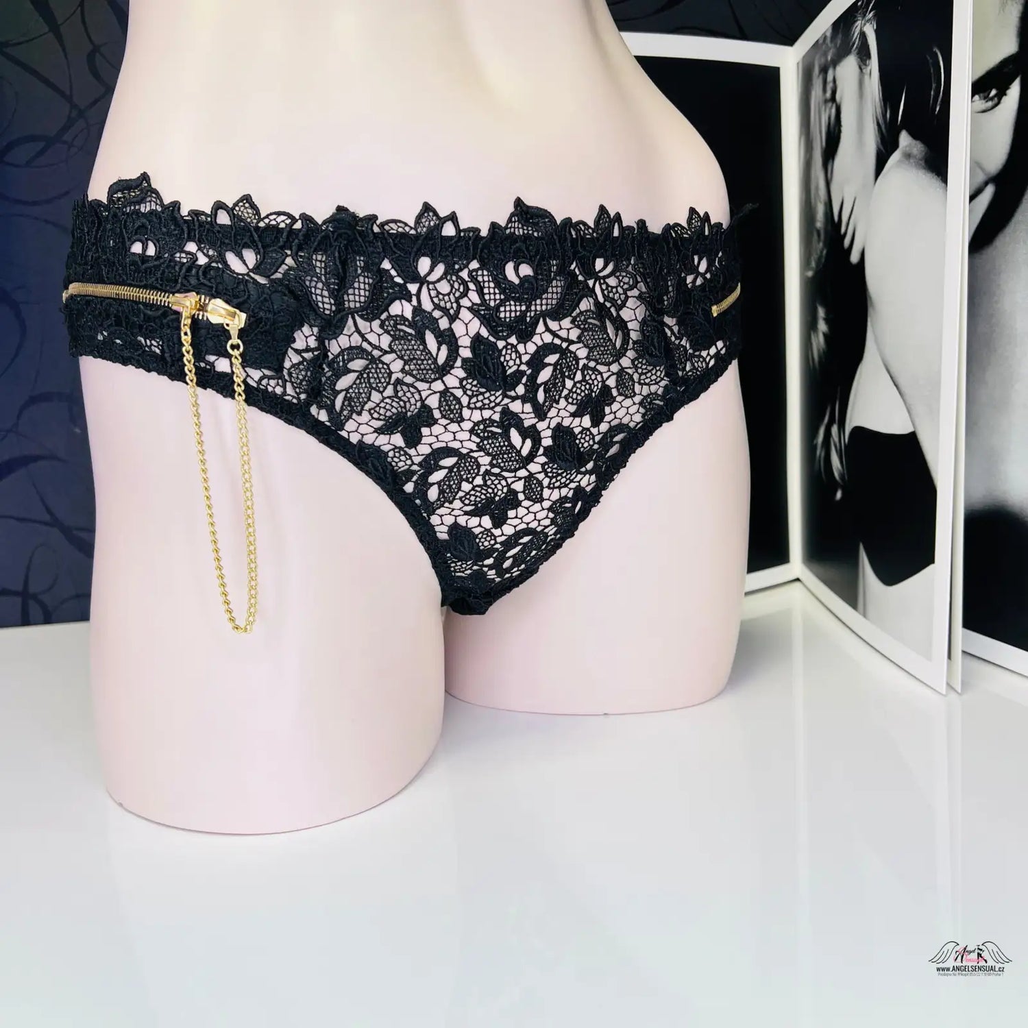 Černé krajkové tangá s jemným zlatým detailem v produktu Zindie Thong Black