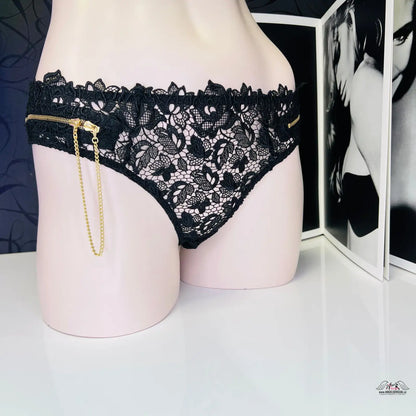Černé krajkové tangá s jemným zlatým detailem v produktu Zindie Thong Black