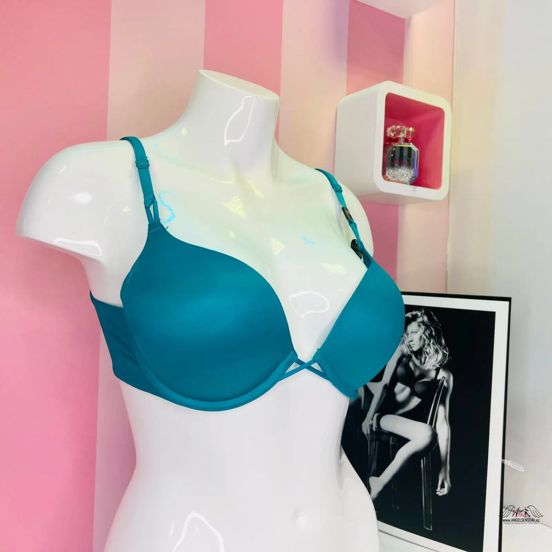 Teal push-up podprsenka na manekýně s elegantním designem