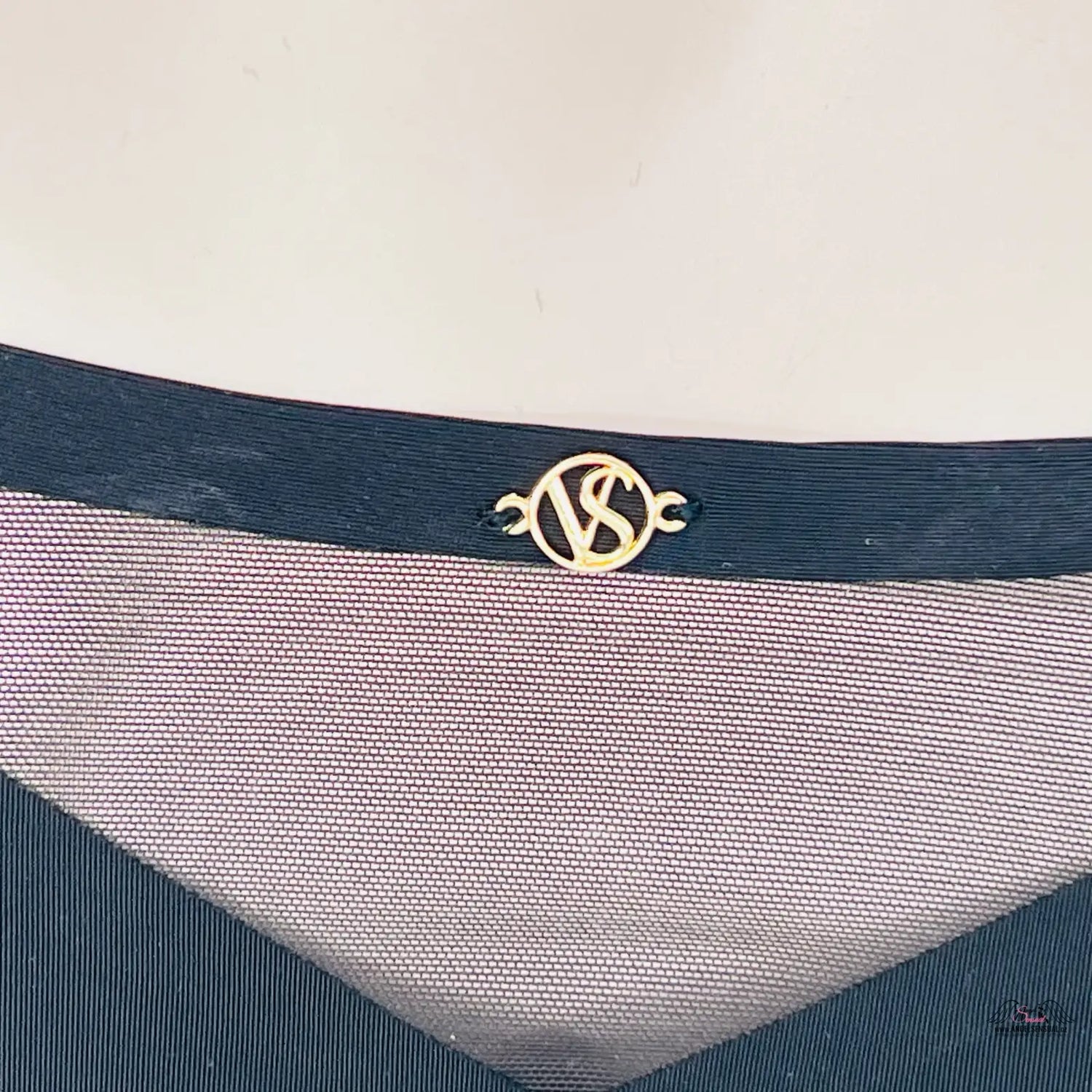 Logo emblemu Gold VS na látce v růžové a námořnické modré barvě