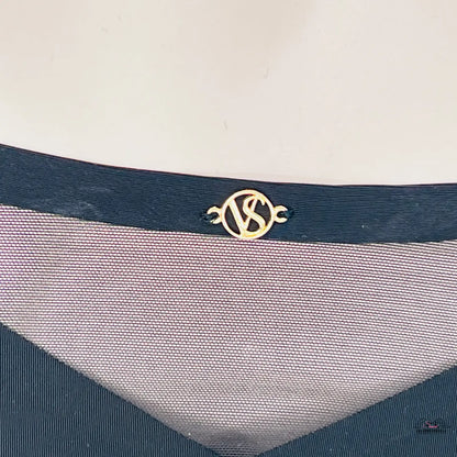 Logo emblemu Gold VS na látce v růžové a námořnické modré barvě