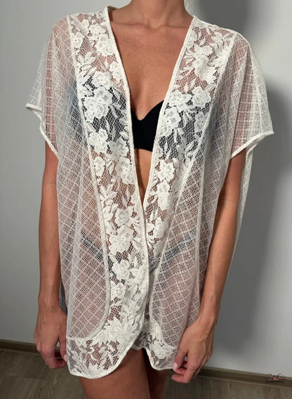 Delikátní bílý krajkový kimono přehoz s květinovými vzory a krátkými rukávy
