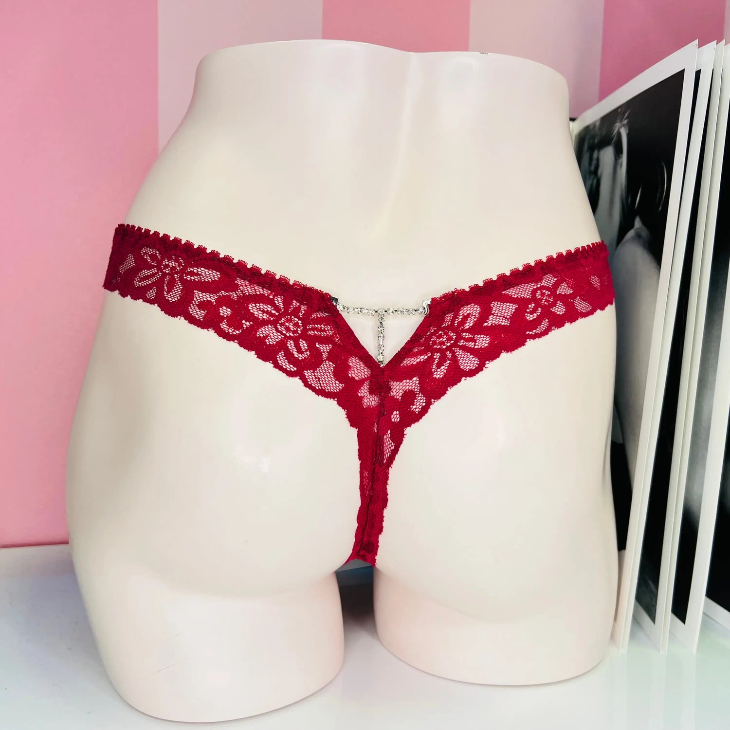 Krajkové tanga s kamínky - S / Vínová / Nové se štítky - Tanga Victoria’s Secret