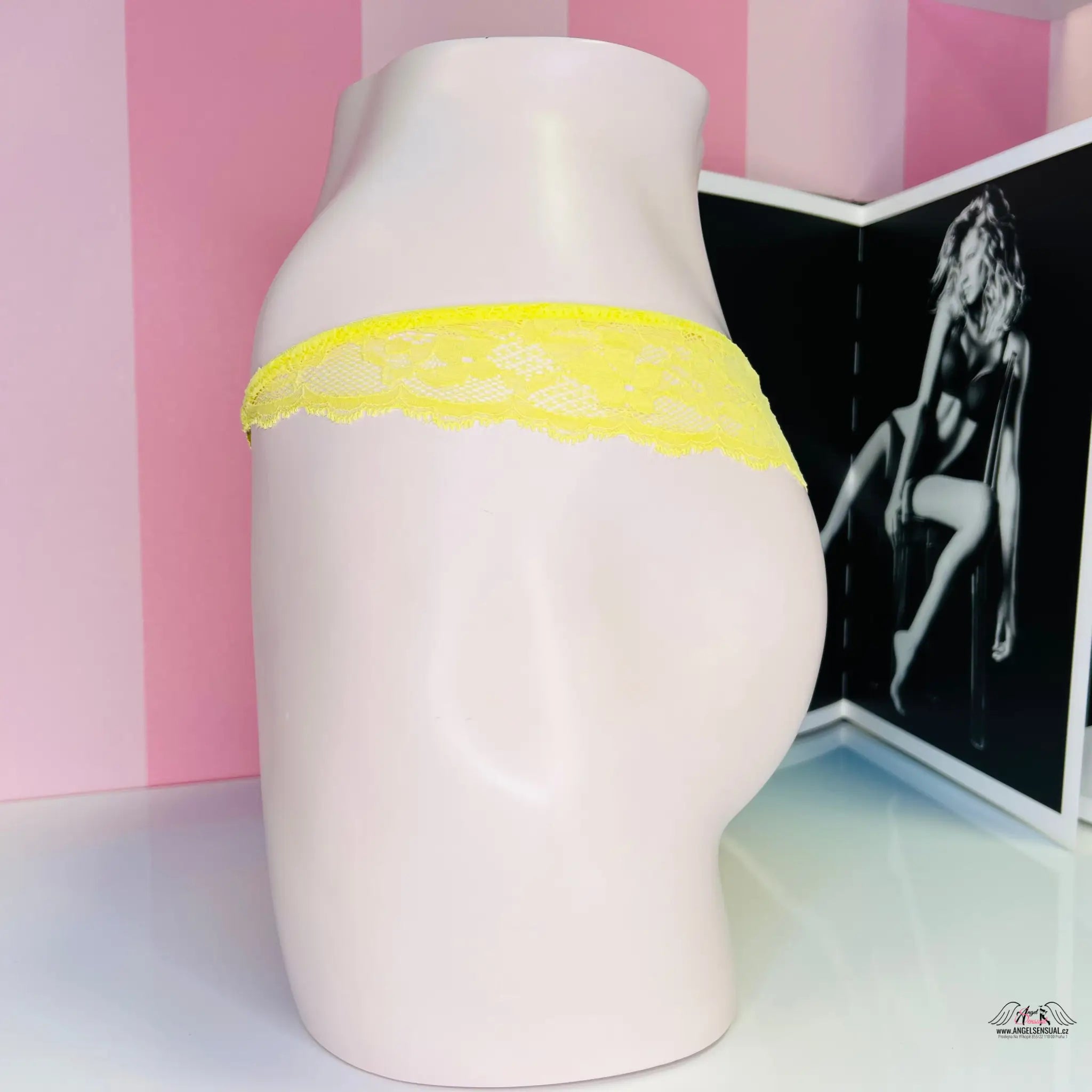 Krajkové tanga se stříbrnou aplikací - Žlutá / S / Nové štítky - Tanga Victoria’s Secret