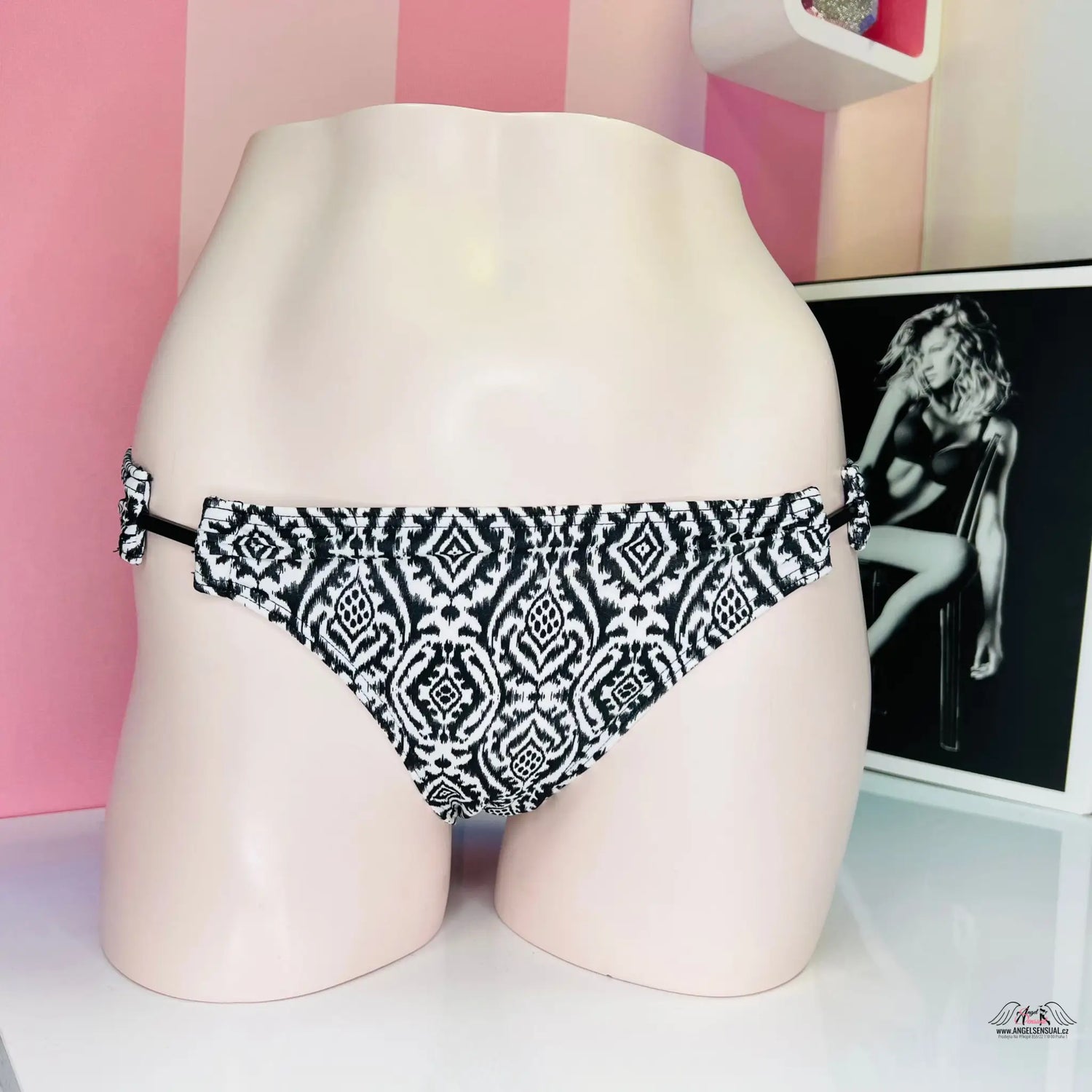 Spodní díl plavek s kovovou aplikací - S / Černá / Druhá kategorie - Victoria’s Secret